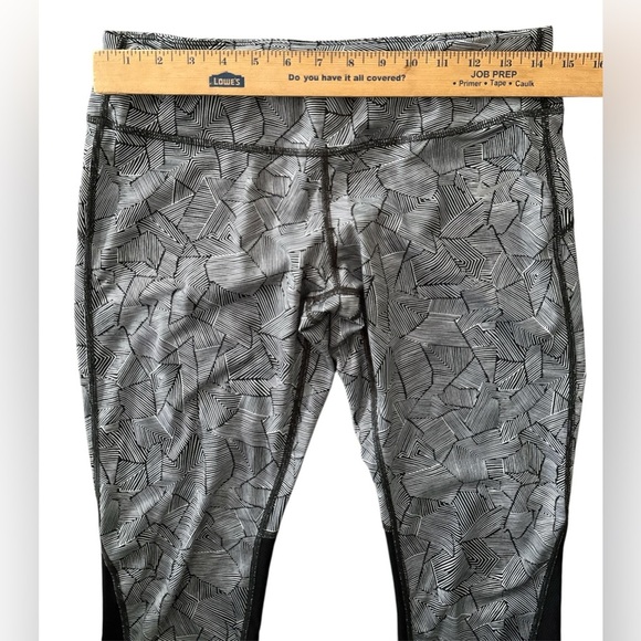 Nike WOMENS Gray and Black Geometrical Patterned Leggings, size L - Picture 4 of 5